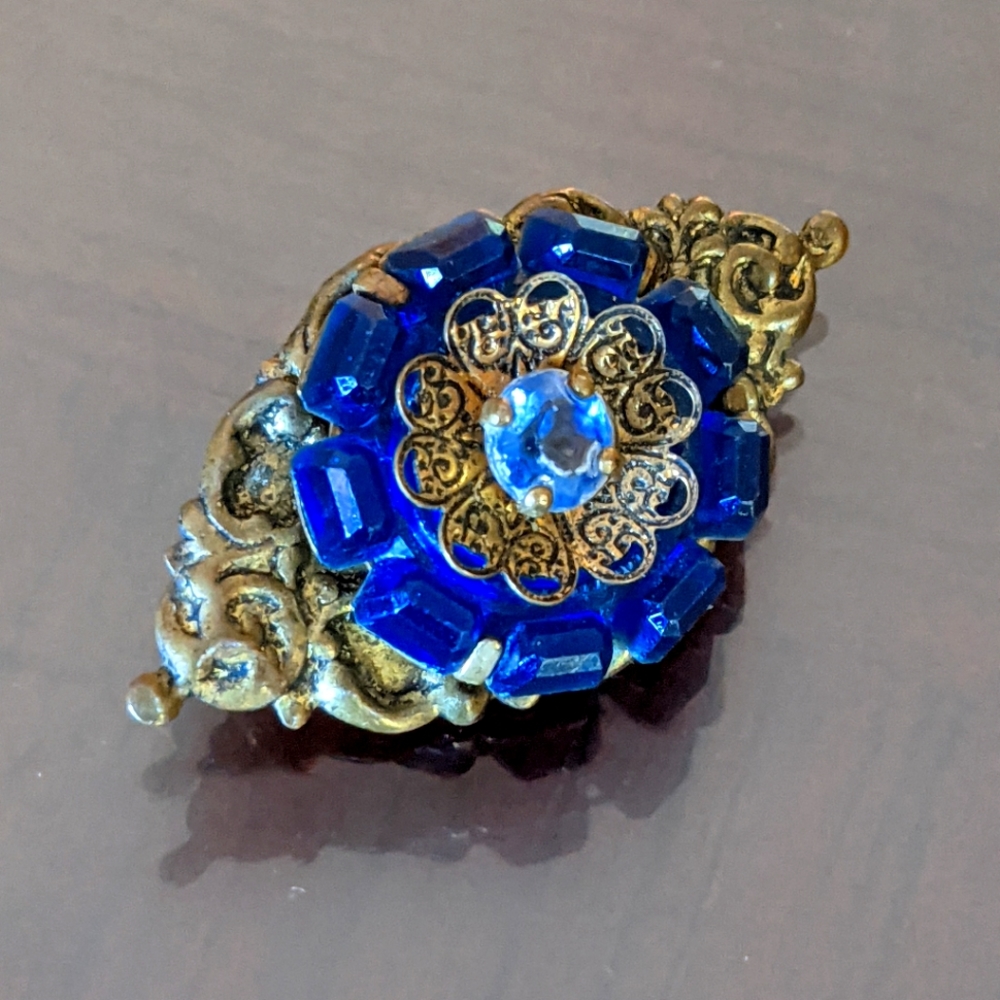 Vintage gold tone floral rhinestone pin